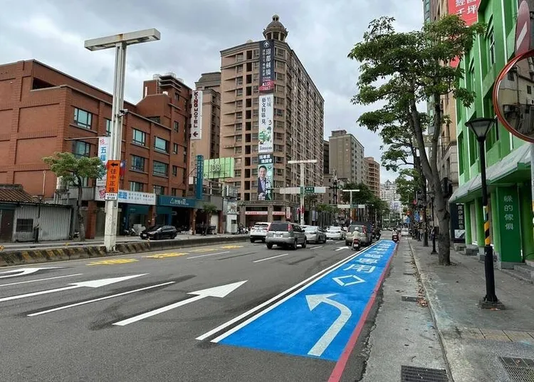 警方透過標線號誌檢討，納入基層觀察與專家建議，提出精進措施，如標線重繪、調整專用車道、增設行人庇護島、標線型綠舖人行道及強化科技執法等。警方提供