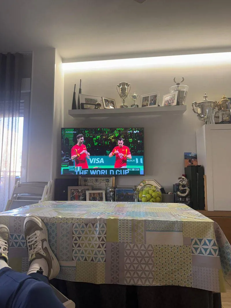 艾卡拉兹家的客厅非常普通。  翻摄@carlosalcaraz X