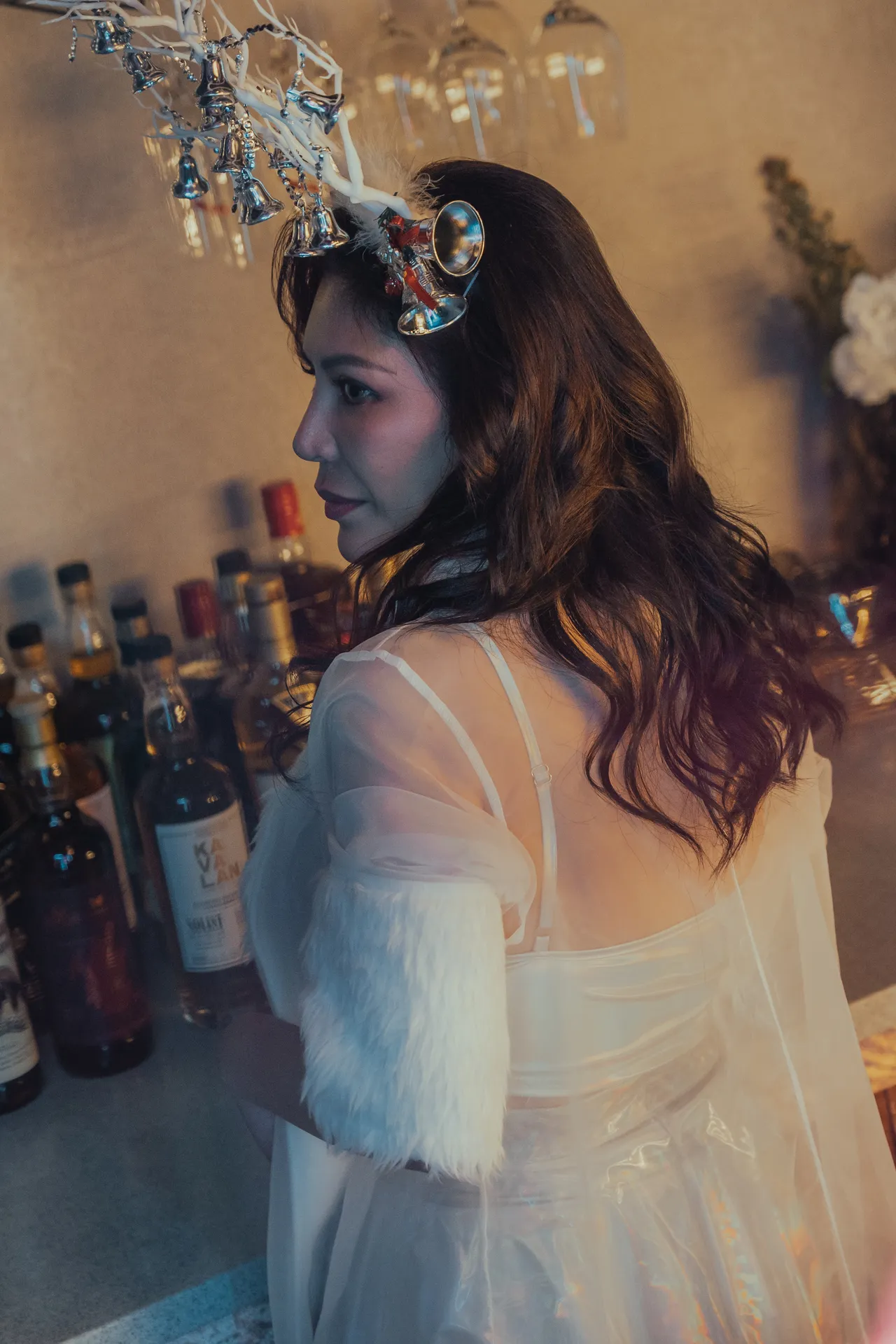 金曲歌后艾怡良在《整形过后》挑战外放又抚媚的酒店妈妈桑。六鱼文创提供