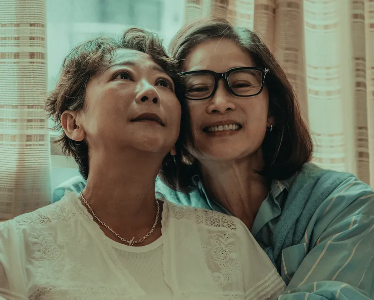 金钟影后刘瑞琪（右）在《整形过后》与曹兰（左）组「馨华CP」，共谱忘年女女恋。六鱼文创提供