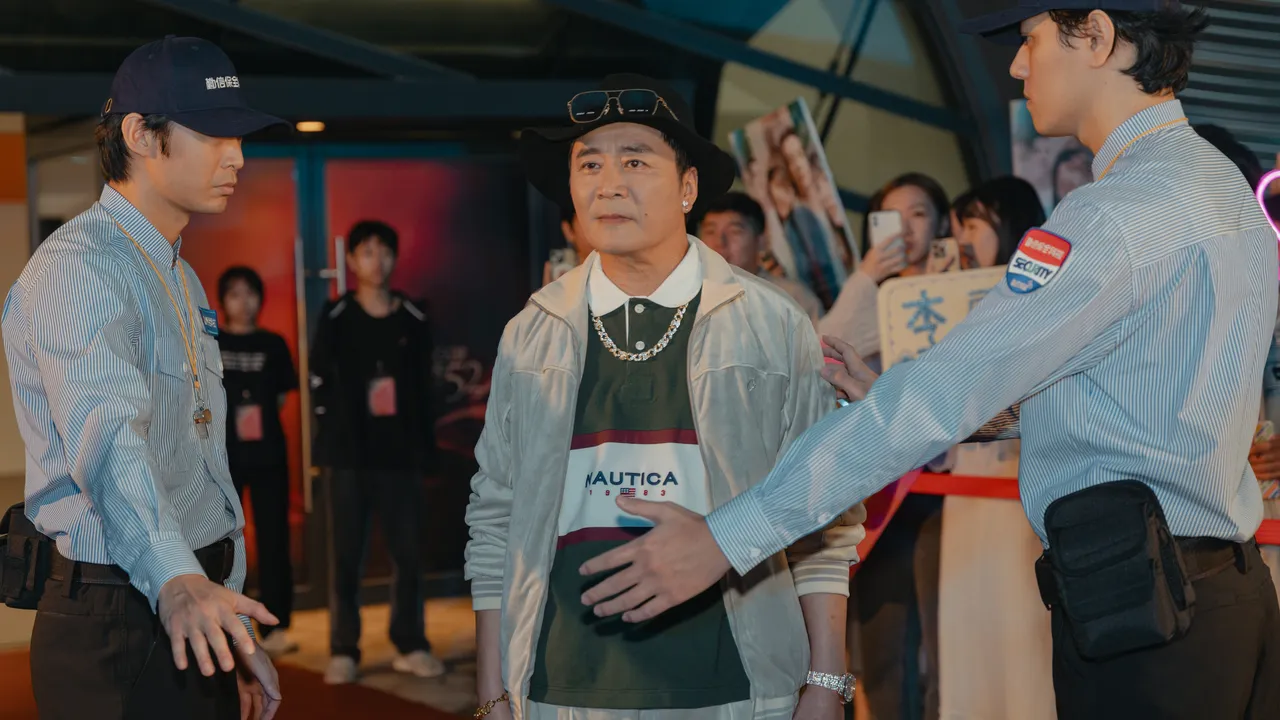 汤志伟在《整形过后》饰演王渝萱的父亲兼经纪人,疯狂掌控女儿的全部。六鱼文创提供