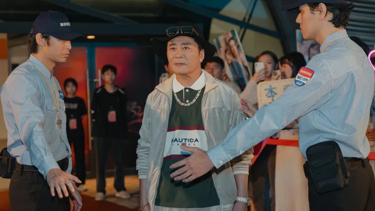 湯志偉在《整形過後》飾演王渝萱的父親兼經紀人，瘋狂掌控女兒的全部。六魚文創提供