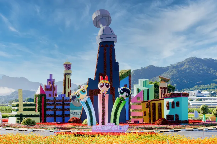 今年新社花海暨花毯节以飞天小女警为主题，主花毯高18米、直径60米，魔人啾啾的基地是装置最高点。市府提供