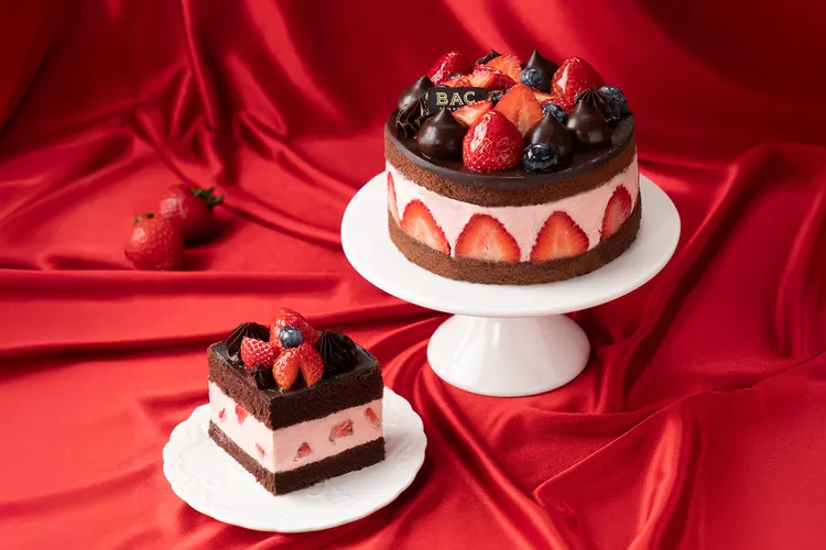 每年僅在草莓季販售的BAC「覆盆莓草莓巧克力蛋糕」，是甜點迷不可錯過的冬季必吃甜點。業者提供