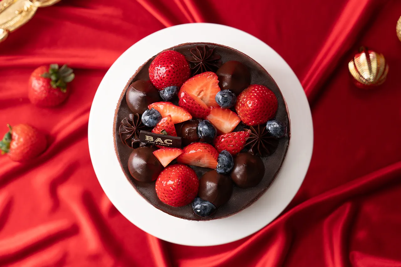 丝滑苦甜巧克力搭配草莓与覆盆莓的酸甜层次，打造最疗愈的冬季甜点仪式。业者提供