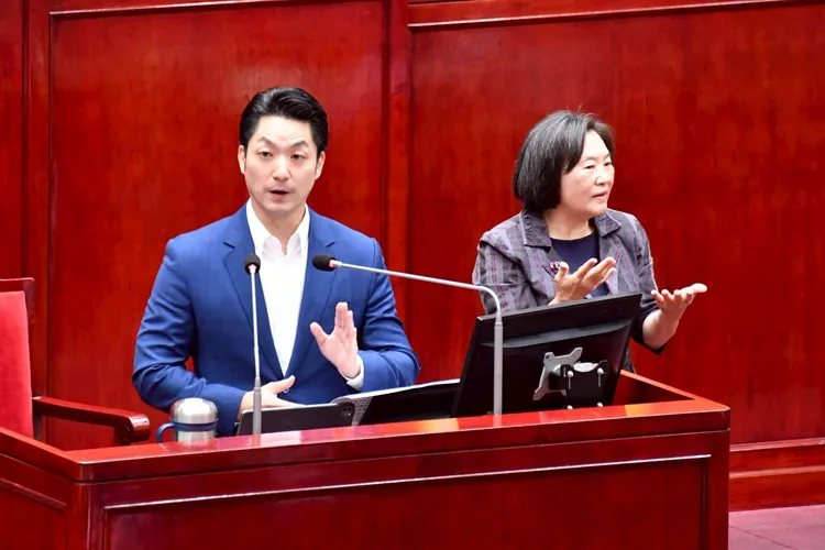 蒋万安（左）坦言目前台北市没条件加码普发现金。北市府提供