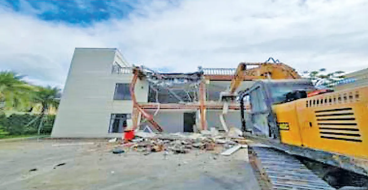 缅甸当局拆毁诈骗集团使用的房屋。翻摄缅甸官方新闻网站