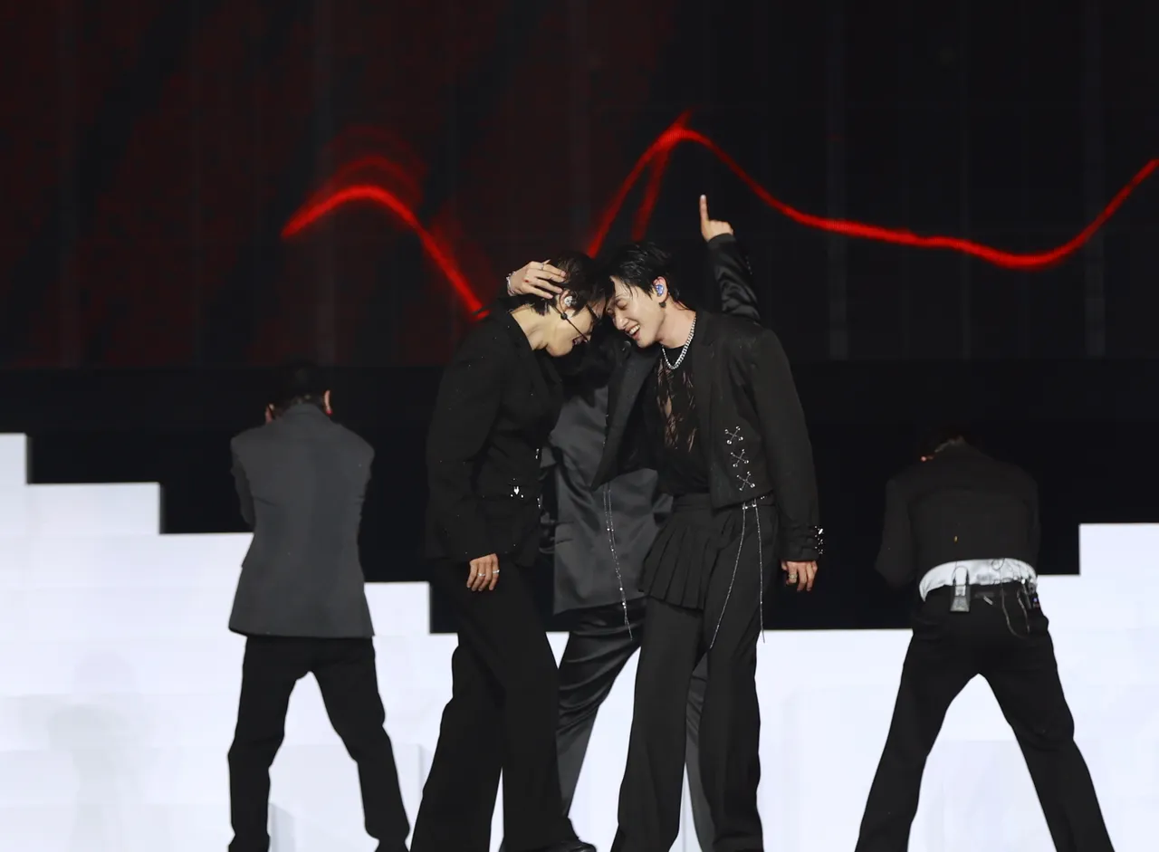 银赫（右）唱到《Sorry,Sorry》拉东海头靠头。读者提供