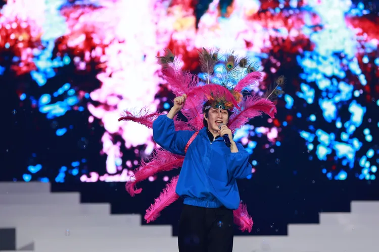 希澈的孔雀裝進化，羽毛開屏越開越盛大。讀者提供