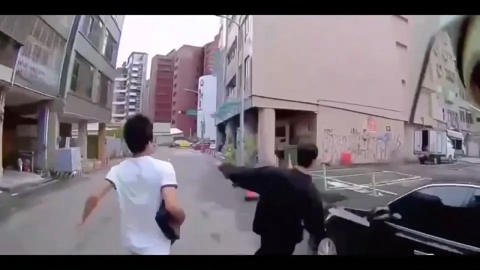 失联移工跳车逃逸，在街头四处窜逃。民众提供