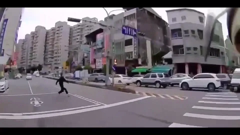 失联移工在马路上逃窜。民众提供