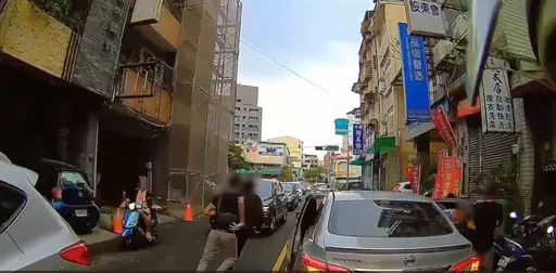 台中轿车拒检！5失联移工跳车窜逃　民众热心「指路」逮驾驶