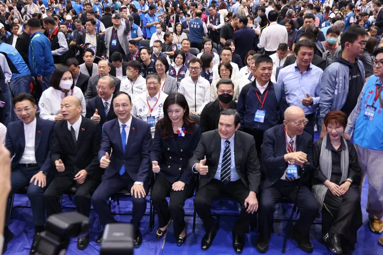 前黨主席江啟臣、立法院長韓國瑜、甫卸任的黨主席朱立倫、新任黨主席鄭麗文、前總統馬英九、前黨主席吳伯雄、前黨主席洪秀柱。李俊毅攝