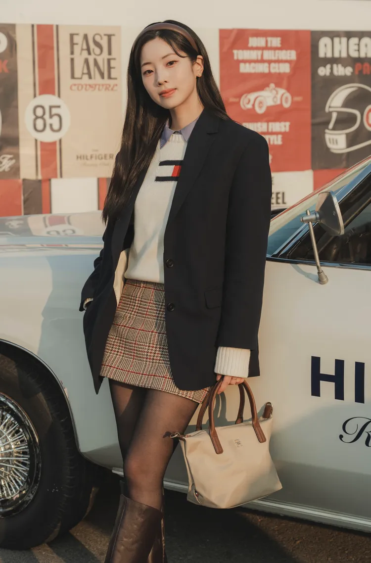 多賢換上休閒單排釦長版西裝外套、刺繡TH旗幟毛衣、格紋斜紋軟呢迷你裙和長靴。品牌提供