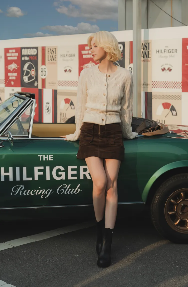 ITZY黃禮志穿著麻花圓領開襟衫和燈芯絨迷你裙搭配皮質高跟靴。品牌提供