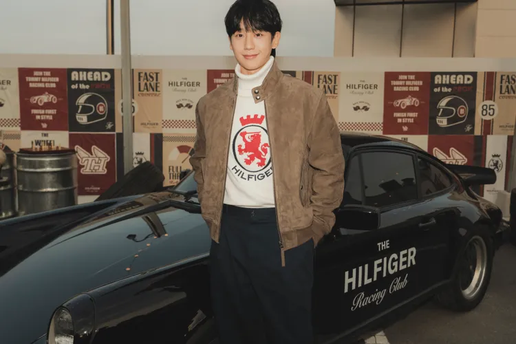丁海寅以哈靈頓夾克、徽章高領毛衣和棉褲穿出秋日男友感。品牌提供