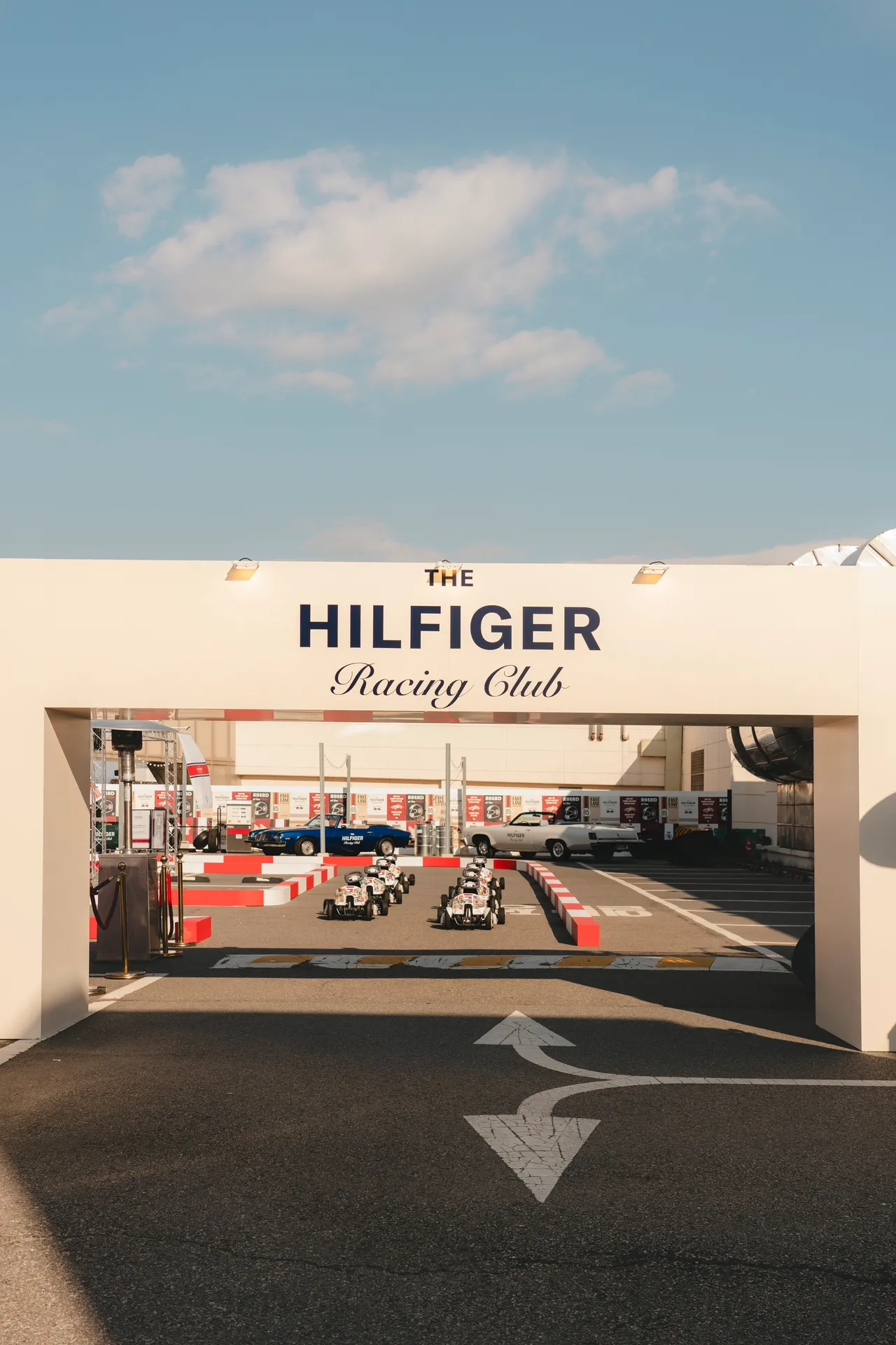 TOMMY HILFIGER在首尔COEX打造出「Hilfiger赛车俱乐部」。品牌提供