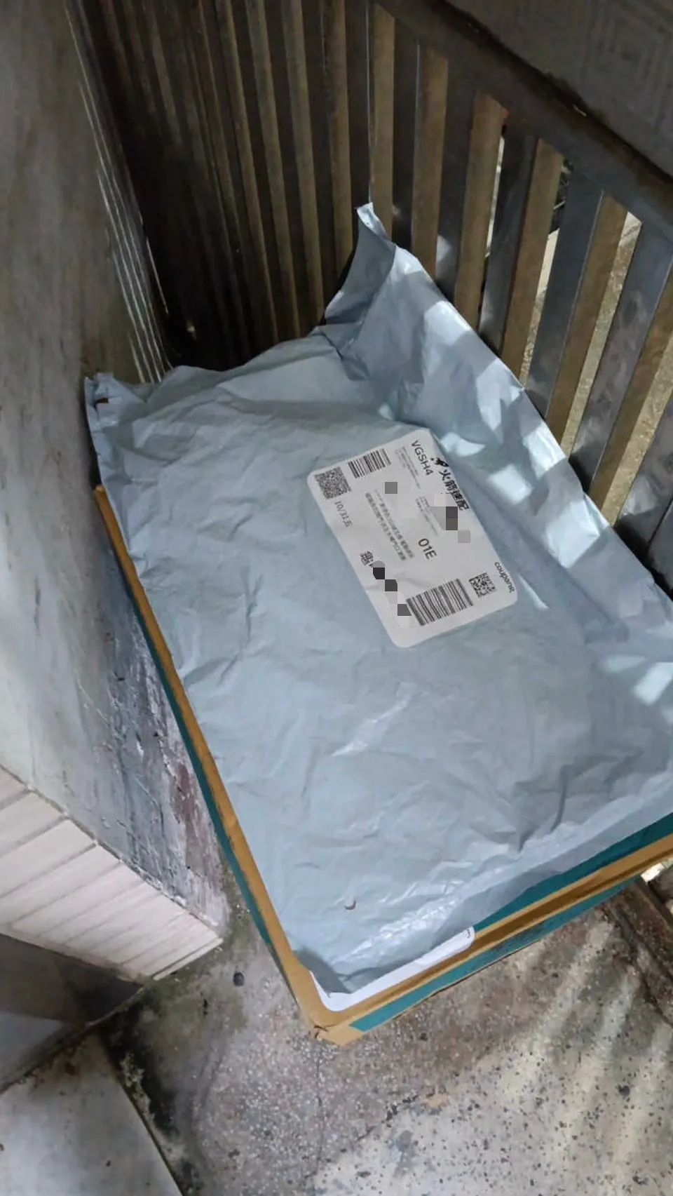 张小姐指出，货运送达既不会按电铃也不会打电话通知，多次跟酷澎客服反应都无效。投诉民众提供