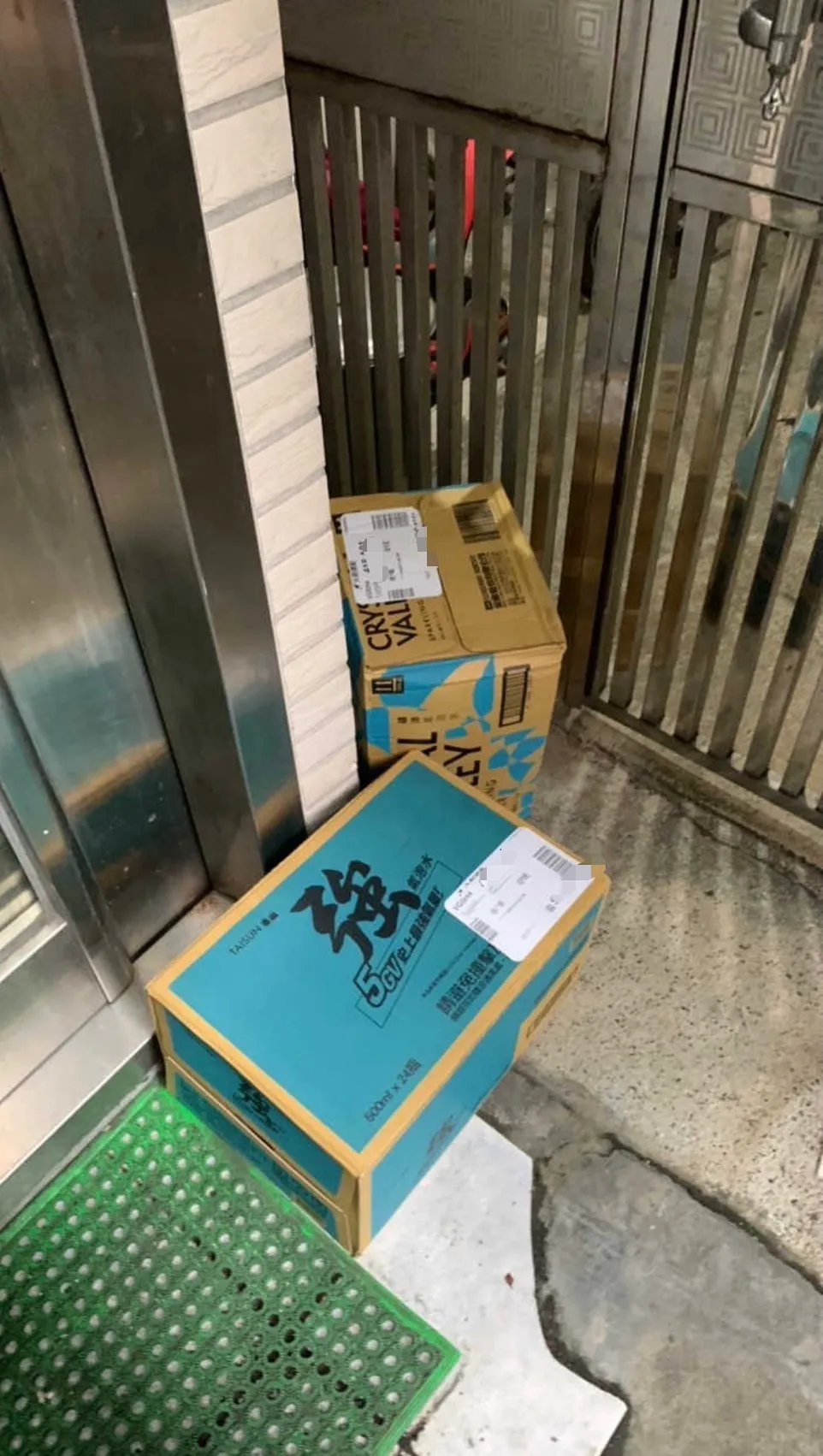 张小姐表示，目前全部家庭成员就遇到6次以上乱放货的情况。投诉民众提供