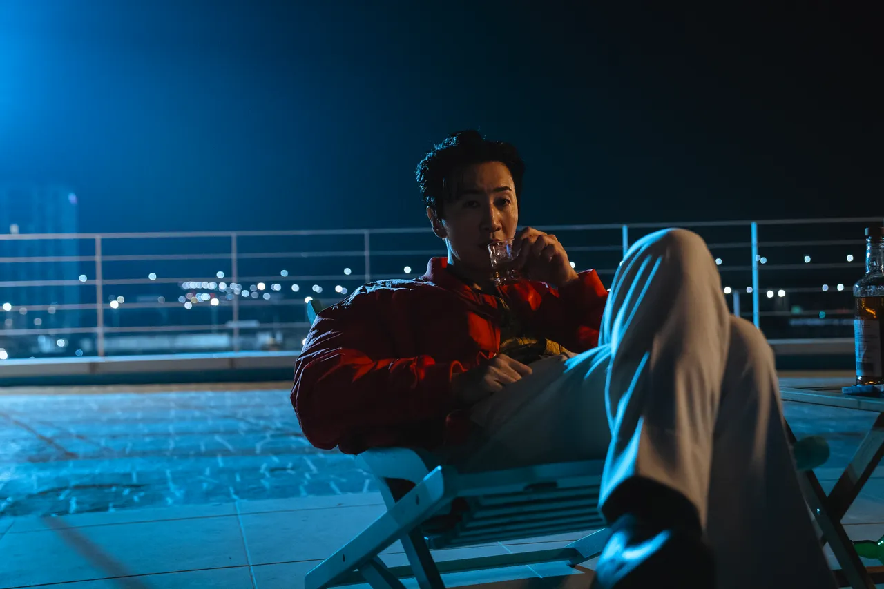 李光洙饰演都敬秀的VIP顾客，形容角色坏到想在剧本上吐口水。Disney+提供