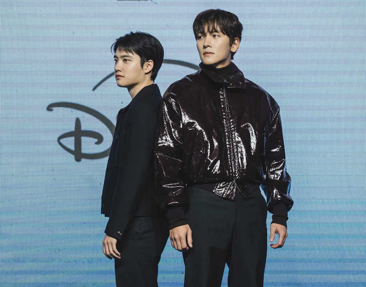 池昌旭（右）剧中被都敬秀陷害，2人关系对立。Disney+提供