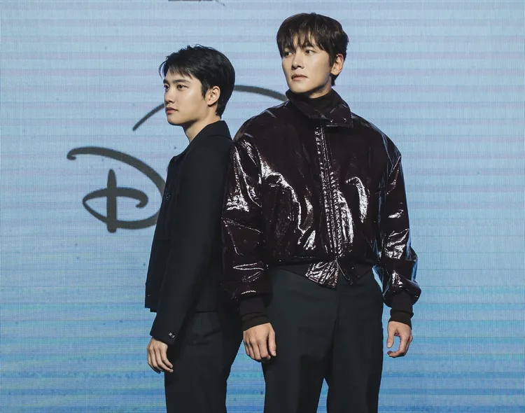 池昌旭（右）劇中被都敬秀陷害，2人關係對立。Disney+提供