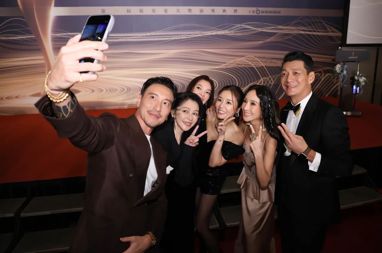 王阳明（左起）、徐若瑄、曾馨莹、林心如、关颖、聂云玩自拍。摄影中心摄