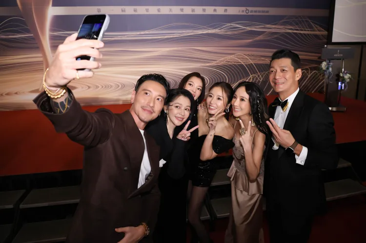 王陽明（左起）、徐若瑄、曾馨瑩、林心如、關穎、聶雲玩自拍。攝影中心攝