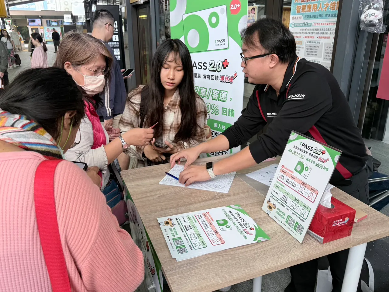民眾在和欣客運台北轉運站、台中朝馬站、台南轉運站、高雄建國站完成登錄，就能領取100元折價券。莊曜聰攝