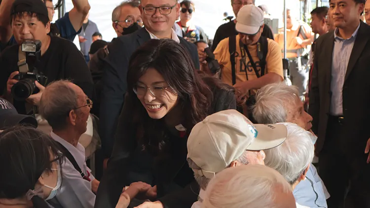 郑丽文昨出席统派社团台湾地区政治受难人互助会在马场町纪念公园举行的「五○年代白色恐怖秋祭追思慰灵大会」，入场时与现场民众互动。中央社