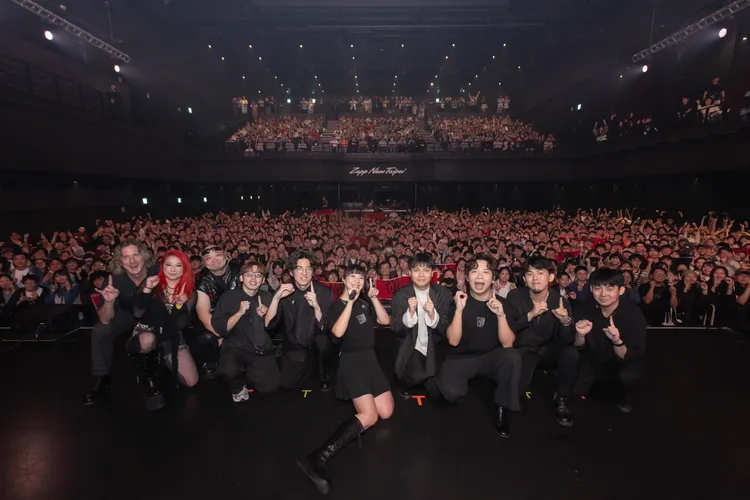 好樂團成軍10周年開唱，與粉絲開心合影。好樂團提供