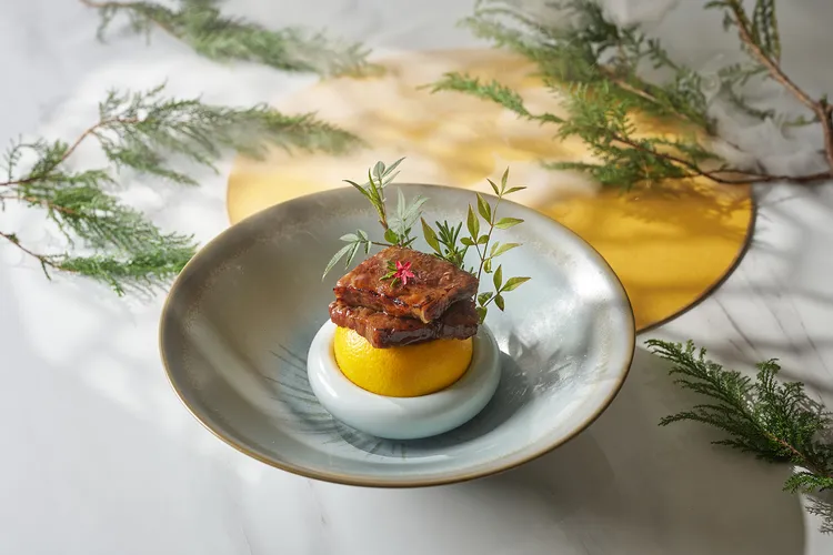 秘醬和牛佐鮮蔬選用日本和牛，肉與油花的平衡，讓這道料理品嚐起來更加細緻。台北福華大飯店提供