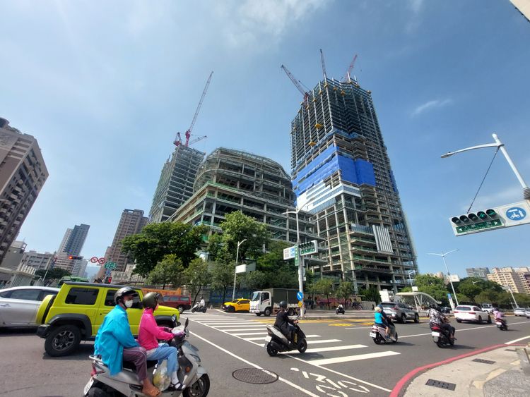 高雄富邦漢神工地傳意外！工人自鋼樑跌落不治　勞工局令暫停作業