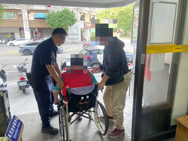 谢翁儿子抵达派出所将他接回家。翻摄画面