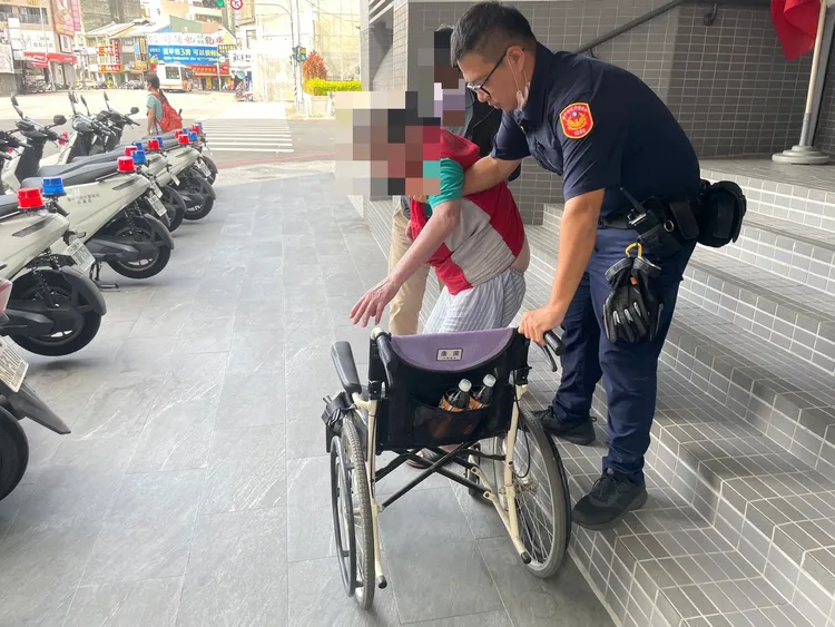 謝翁兒子抵達派出所將他接回家。翻攝畫面