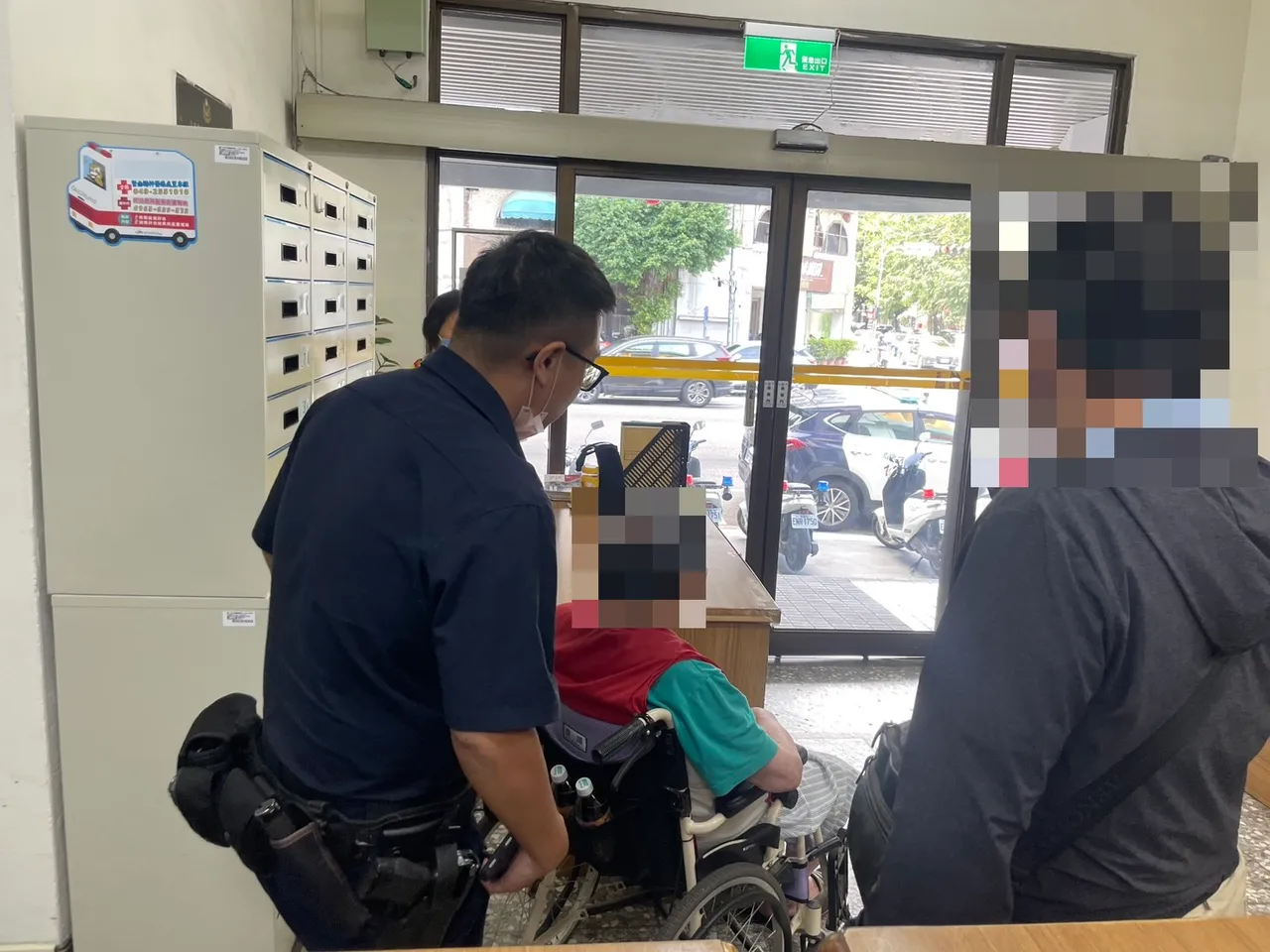 谢翁儿子抵达派出所将他接回家。翻摄画面