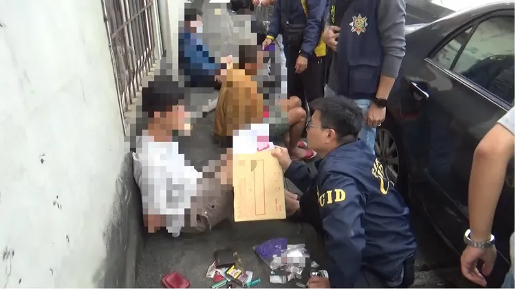 冷血辗死女骑士肇事逃逸的陈男，昨天落网时被搜出多包毒品，遭检方依杀人等3罪向法院声押。民众提供