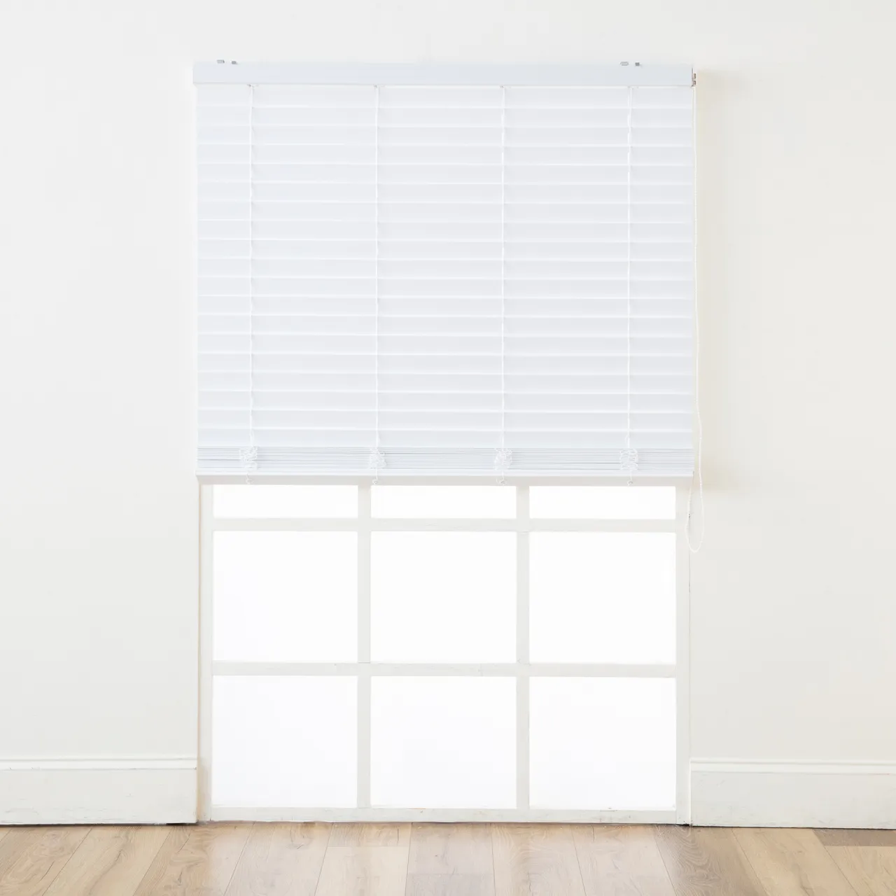 Sunline珠链式仿木百叶帘150X165，特力屋特价3190元。业者提供