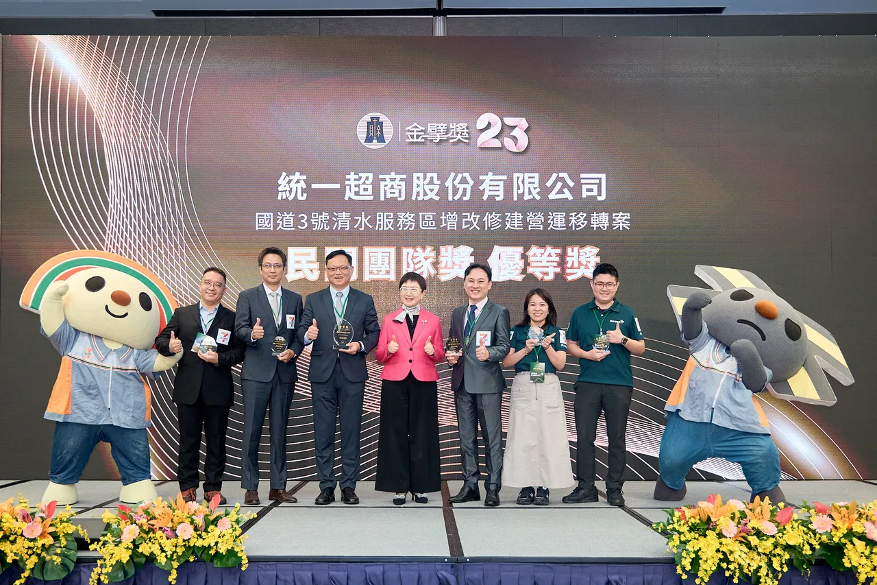 财政部昨于台北国际会议中心举行「第23届民间参与公共建设金擘奖颁奖典礼」，财政部长庄翠云公开表扬12个获奖团队。财政部提供