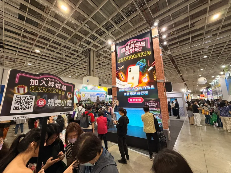 昇恆昌旅展現場攤位活動吸引不少人氣。陳揚盛攝