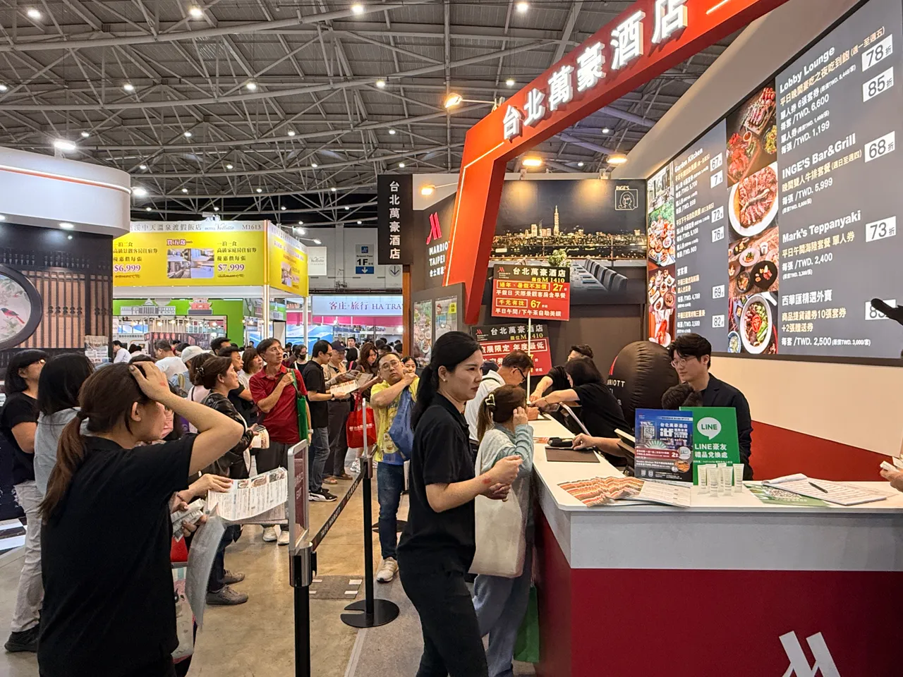 台北万豪酒店实体旅展现场独卖26折住宿券，吸引民众抢购。陈扬盛摄