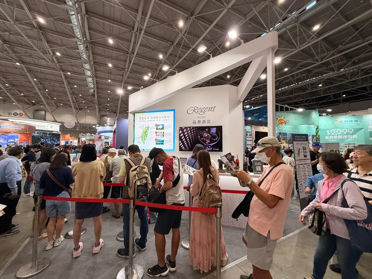晶华酒店旅展吸引众多排队人潮。陈扬盛摄