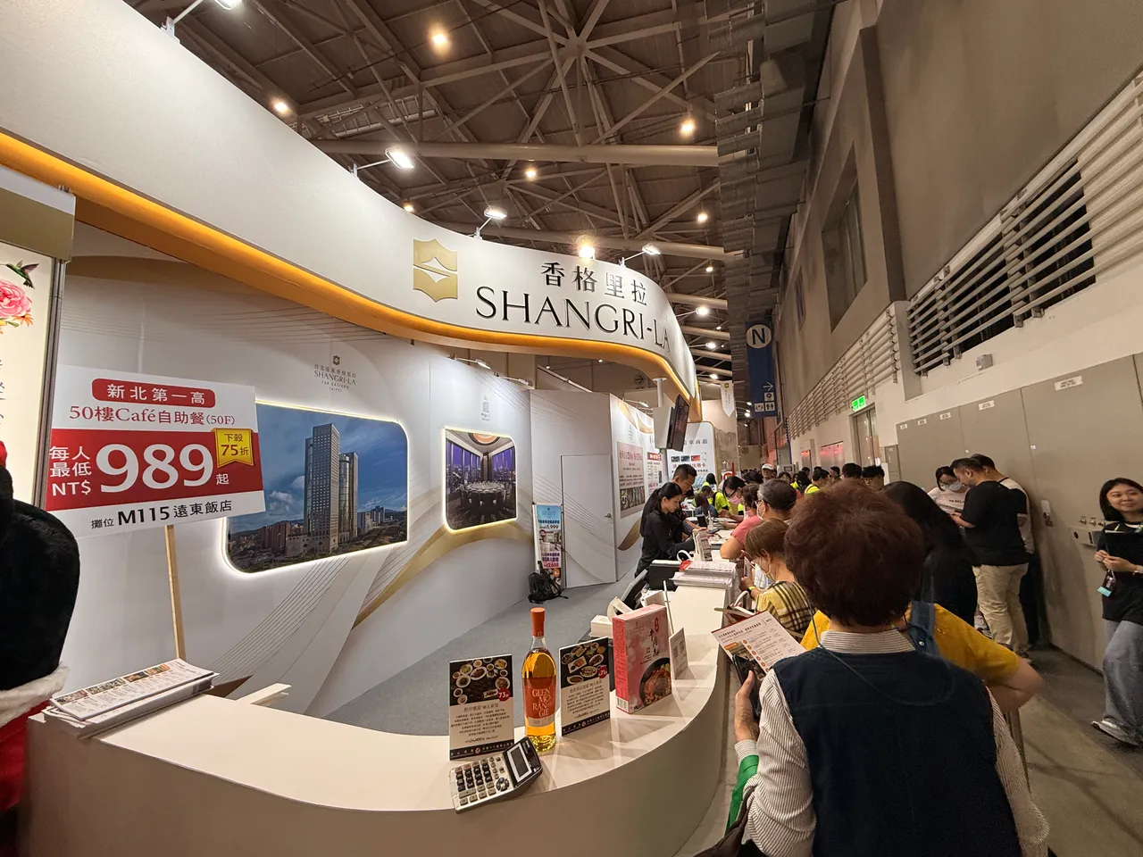 台北远东香格里拉携手馆外餐厅Mega50餐饮及宴会进驻M115摊位，开展首日创下1千万元业绩。陈扬盛摄