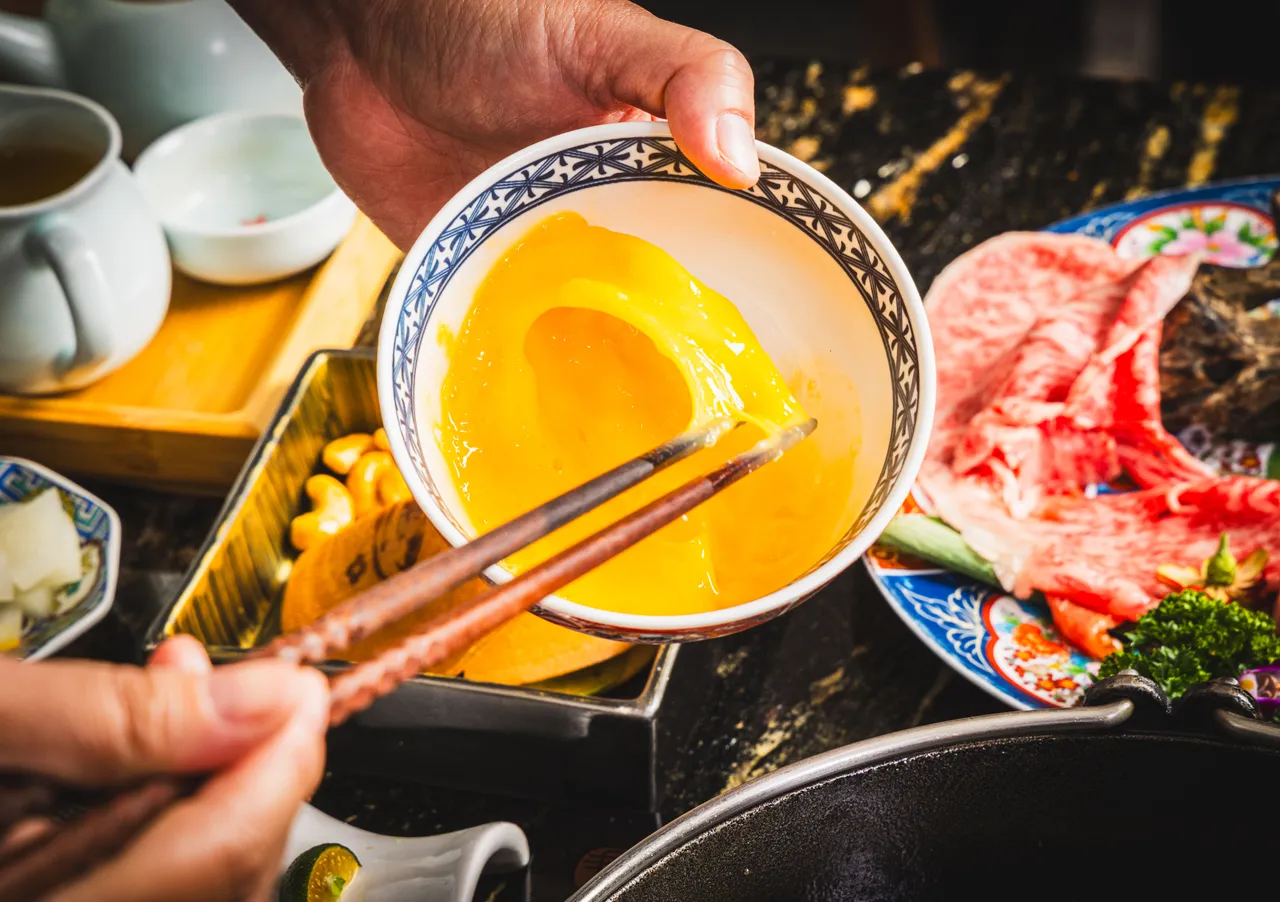 手打蛋液包裹肉片，提升风味层次感。业者提供