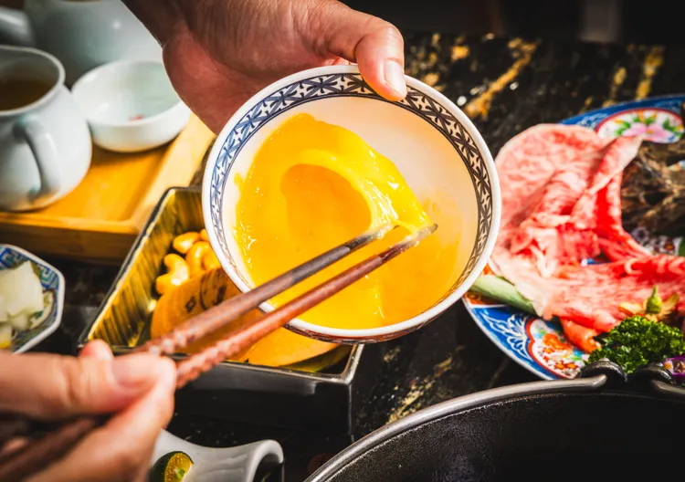 手打蛋液包裹肉片，提升風味層次感。業者提供