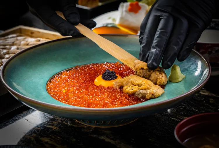 單點「爆量極上雲丹丼」豪邁放上滿滿海膽、鮭魚卵，濃縮整片海洋精華。業者提供