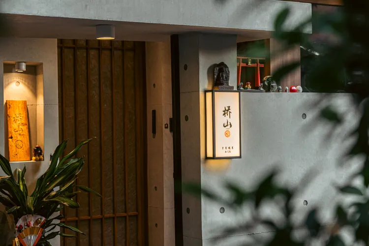 橋山外觀日式風情濃厚，讓顧客感覺一秒到日本。業者提供