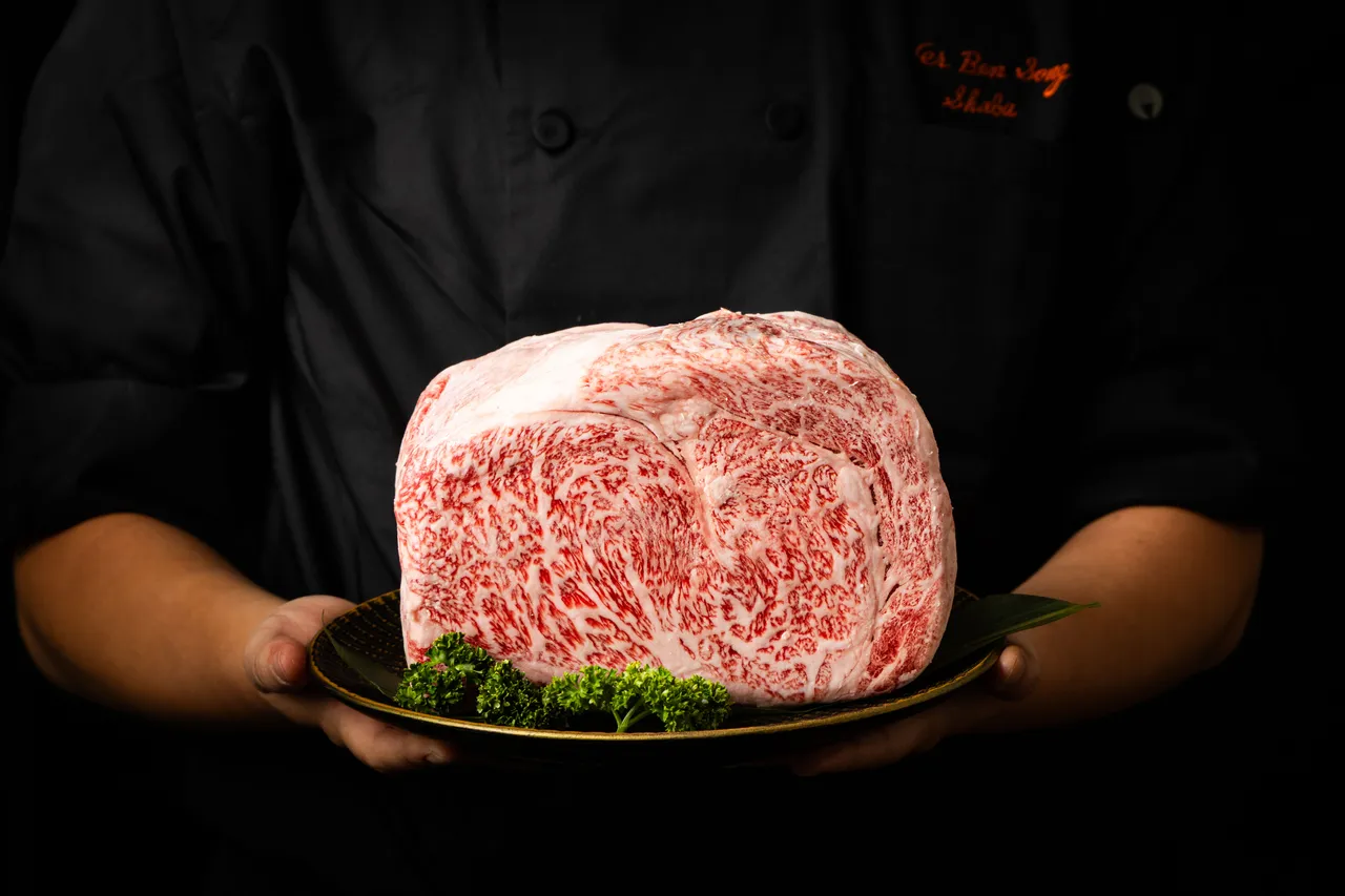 「松铭柄牛」油花分布均匀，玫瑰色泽超诱人。业者提供