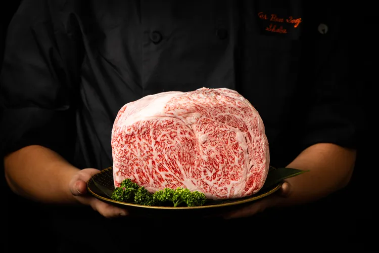 「松銘柄牛」油花分布均勻，玫瑰色澤超誘人。業者提供