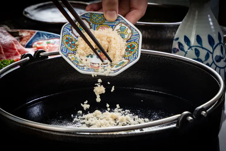 熱鍋「炒糖」至焦糖化，香甜滋味能讓肉片更美味。業者提供